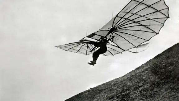 Der deutsche Ingenieur und Flugpionier Otto Lilienthal bei einem seiner Gleitversuche mit dem Segelapparat Nummer 11 in Lichterfelde, undatierte Aufnahme.