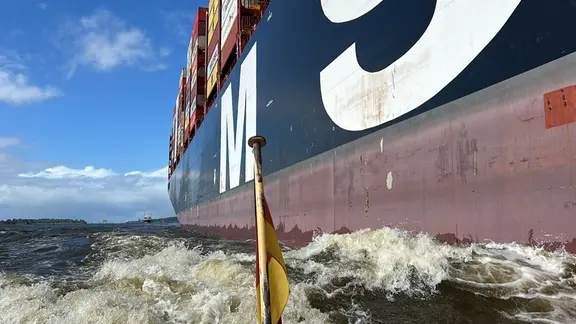 Die Hafenlotsen müssen ganz nah an die Containerschiffe gebracht werden, um dann über die Lotsenleiter zusteigen zu können.