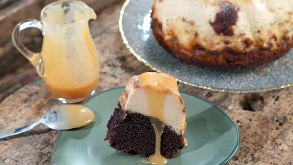 Schoko-Flan-Kuchen mit Karamellsoße