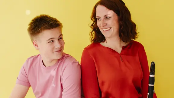 Susanne Geuer, Musikerin der NDR Radiophilharmonie im Portrait mit einem Jungen