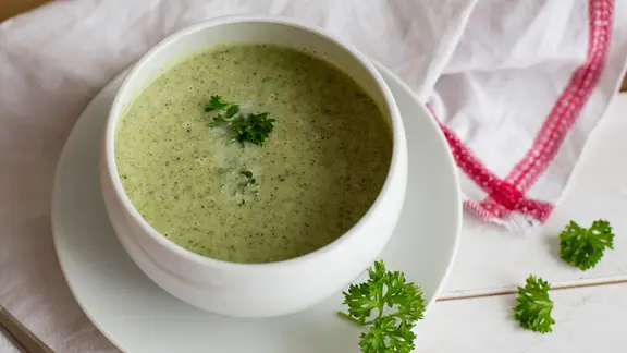 Brokkoli-Creme-Suppe in einer Suppenschüssel.