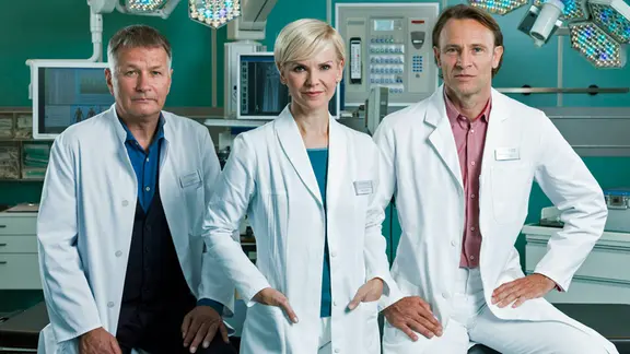 Das Ärzteteam (von links): Dr. Roland Heilmann (Thomas Rühmann), Dr. Kathrin Globisch (Andrea Kathrin Loewig), Dr. Martin Stein (Bernhard Bettermann)