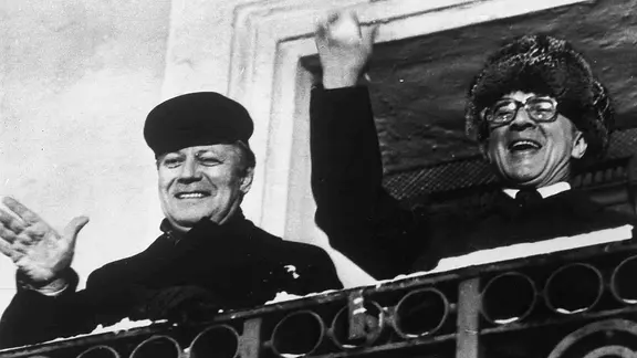 DDR-Staatsratsvorsitzender Erich Honecker (r. mit eine Schneeball) und Bundeskanzler Helmut Schmidt am 13.12.1981 in Güstrow