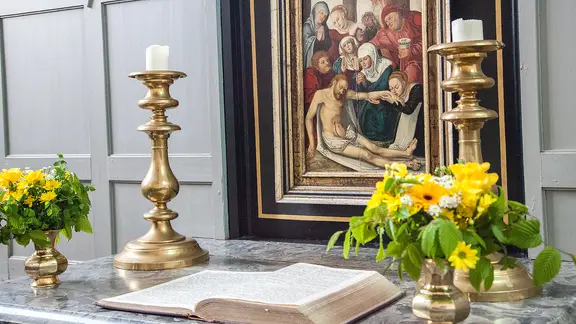 Altar mit Kerzen und Blumenschmuck