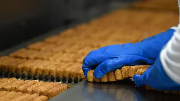 In einer Fabrik werden Fischstäbchen verpackt