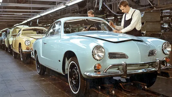 06.03.1960: Karmann-Ghia-Fahrzeuge werden am Band im Karmann-Werk Osnabrück gefertigt.