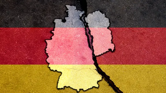 Deutschlandkarte mit einer symbolischen Spaltung hinterlegt mit der deutschen Flagge.