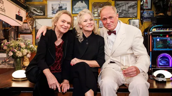 Ina Müller sitzt bei Inas Nacht zwischen Elke Heidenreich und Ulrich Tukur auf dem Tresen.