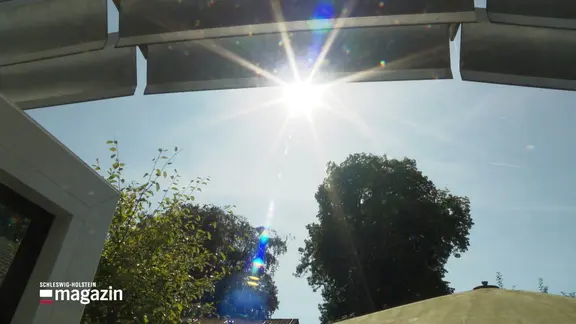 Die Sonne scheint durch ein Fenster.