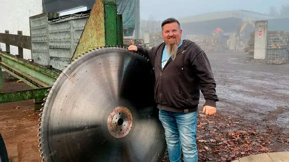 Steffen Rotner alias Holzmaxe ist der größte Kaminholzproduzent in Norddeutschland.