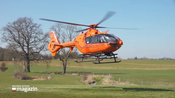 Der orange Luftrettungs-Helikopter "Christoph 12" im Landeanflug.