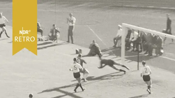 Parade von Torwart Stumpf im Stadtderby gegen den Hamburger SV 1961