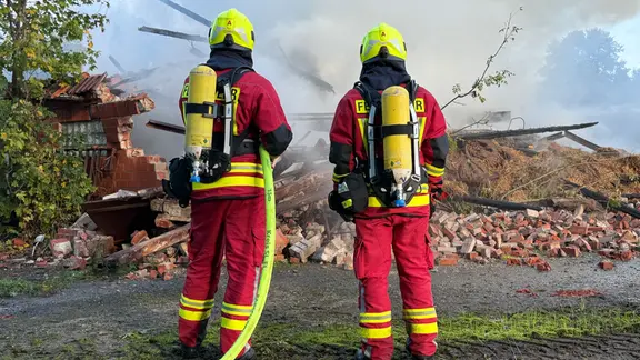 Zwei Feuerwehrleute bei der Brandbekämpfung