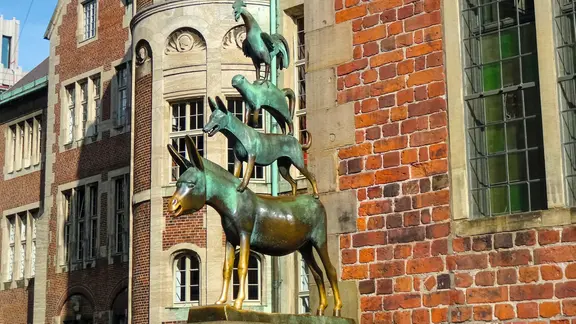 Skulpturengruppe der Bremer Stadtmusikanten auf dem Marktplatz.