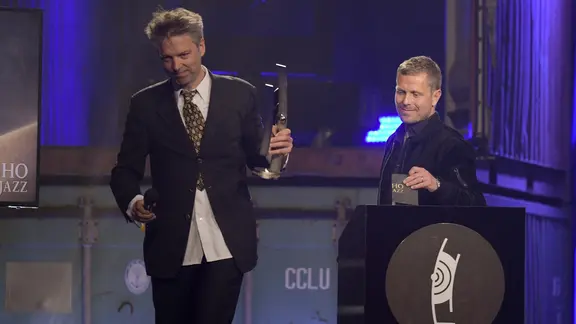 Daniel Erdmann (l.), Saxofonist, als er seinen ECHO Jazz 2017 entgegen nimmt.