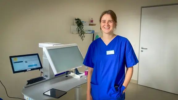 Eine Frau lächelt in die Kamera