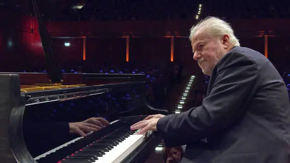 Pianist Emanuel Ax spielt mit dem NDR Elbphilharmonie Orchester das Eröffnungskonzert des Schleswig-Holstein Musik Festivals 2024 .