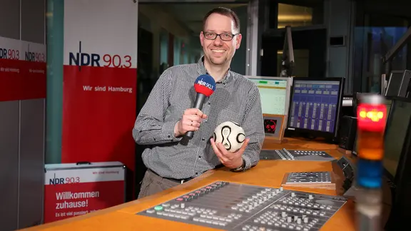 Der NDR 90,3 Sportreporter Jörg Naroska im Studio von NDR 90,3
