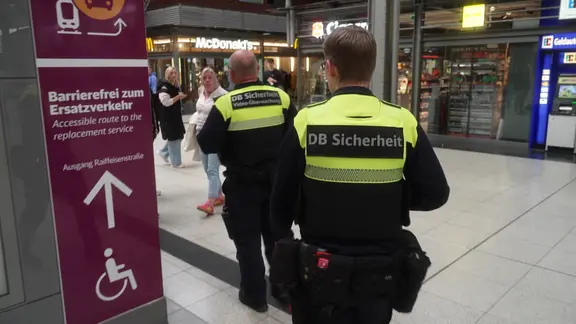 Eine DB-Streife ist im Kieler Hauptbahnhof unterwegs.