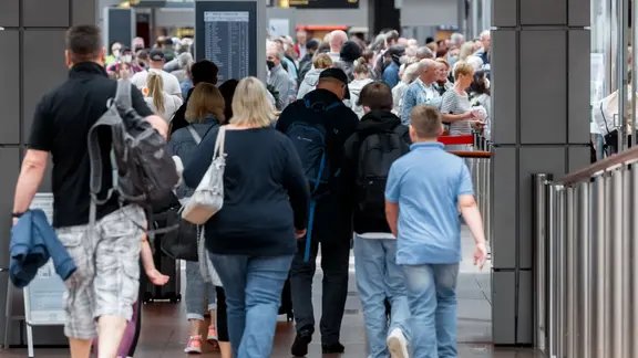 Zu Beginn der Maiferien in Hamburg bilden sich am Flughafen Warteschlangen vor den Check-In Schaltern und den Sicherheitskontrollen.