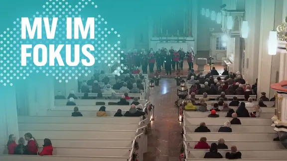 Ein Chor singt in einer Kirche.