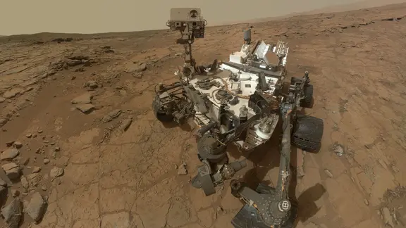 Ein Selfie des NASA-Rovers Curiosity auf der Marsoberfläche im März 2013.