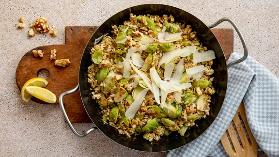 Ein gusseiserner Topf mit einem Grünkern-Risotto mit Rosenkohl. 