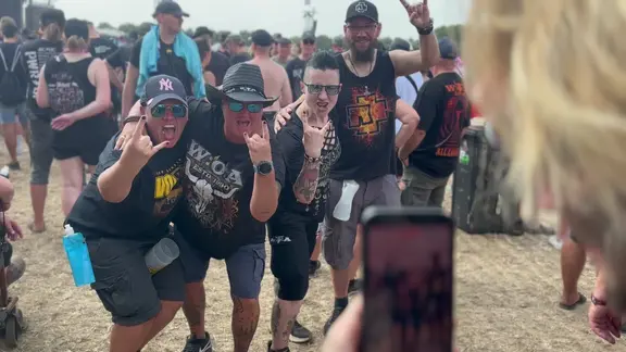 Meike Dembski und Sakina Okunek mit Partnern auf Wacken