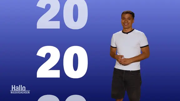 Ein Moderator präsentiert die Zahl zur Wahl: 20. 