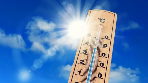 Ein Thermometer zeigt 39°C vor blauem Himmel und Sonnenschein.