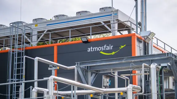 Die Aufnahme zeigt eine Anlage zur Herstellung von CO2-neutralem Kerosin.