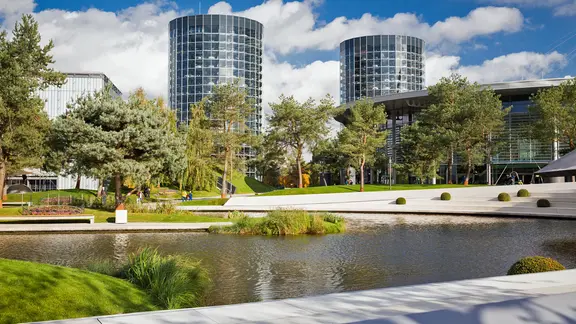Gelände der Autostadt in Wolfsburg mit Autotürmen