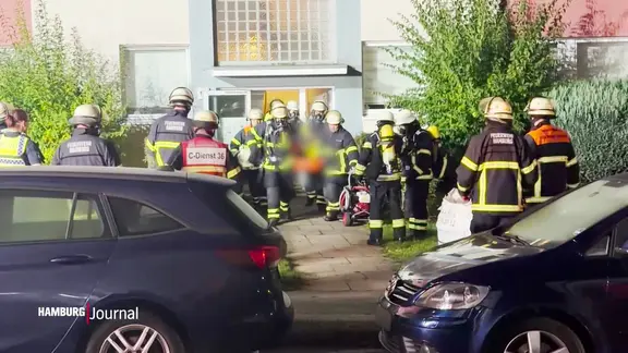 Feuerwehreinsatz in einem Mehrfamilienhaus.