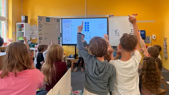 Kinder nehmen am Unterricht in einer Grundschulklasse teil.
