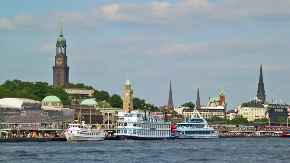 Blick von der Elbe auf die Hamburger Landungsbrücken