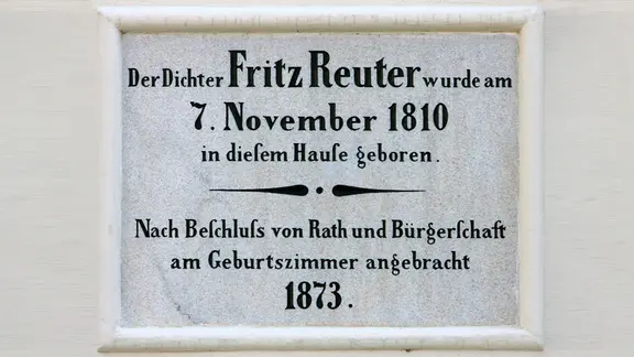 Gedenktafel für Fritz Reuter - angebracht an seinem Geburtsthaus, dem Rathaus von Stavenhagen.