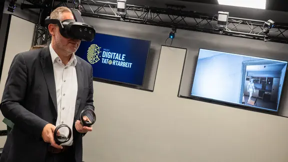 Thorsten Massinger, LKA-Präsident, begeht mit einer digitalen Brille einen Übungs-Tatort im neuen XR-Labor im Kriminaltechnischen Institut KTI. 