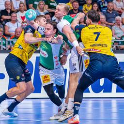 Hannovers Leif Tissier im Kampf um den Ball