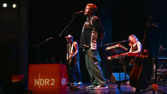 Jupiter Jones in Güstrow: Nicholas Müller singt mit geschlossenen Augen