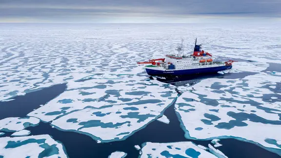 Auf dem Weg nach Norden ist das Meereis überraschend schwach, hat viele Schmelzteiche und Polarstern kann es leicht brechen.