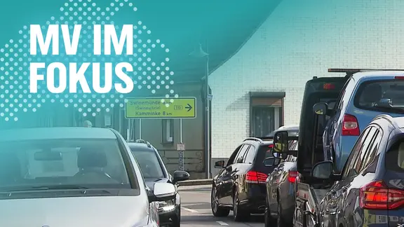 Mehrere Autos stehen in Zirchow auf Usedom im Stau.
