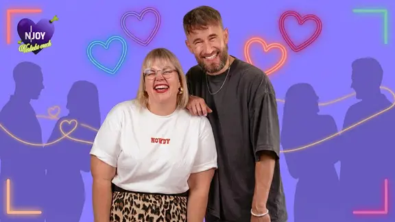 KI-Montage: Martina und Greg aus der N-JOY Morningshow vor Silhouetten von Paaren, umgeben von Herzen. 