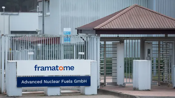 Blick auf ein Zugangstor vom Werk der Framatome - Advanced Nuclear Fuels GmbH. Das Werk der Framatome-Tochter Advanced Nuclear Fuels GmbH (ANF) fertigt Brennelemente für Druckwasser- und Siedewasserreaktoren von Atomkraftwerken.