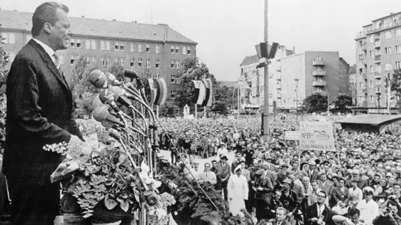 Bürgermeister Willy Brandt spricht nach dem Mauerbau zu den Westberlinern.