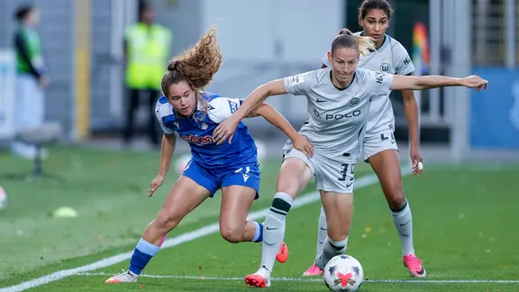 Wolfsburgs Sarai Linder (r.) im Duell mit der Hoffenheimerin Laia Martret Jimenez 