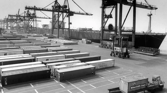 Der seinerzeit größte Container-Terminal Europa in Bremerhaven am 19.08.1983.