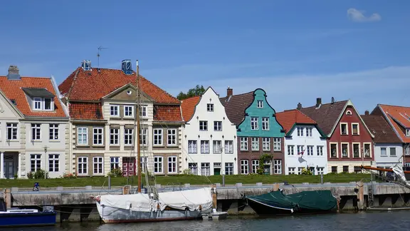 Historische Häuser stehen in Glückstadt am Hafen.