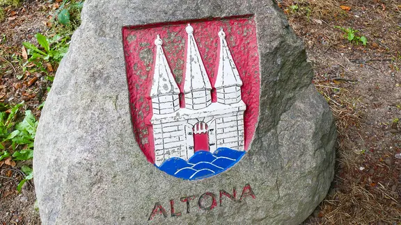 Das Stadtwappen von Altona von 1664 auf einem Findling.
