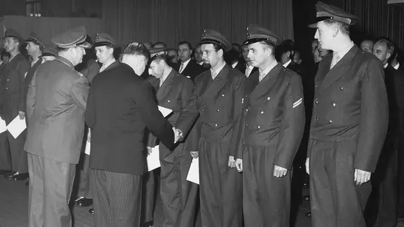 Ernennung der ersten 100 freiwilligen Soldaten - Bonn, 12. November 1955