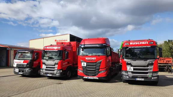 Mehrere Lkw stehen auf dem Hof eines Unternehmens